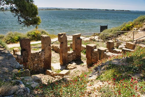 Rovine fenicie sullisola di Mozia nella laguna dello Stagnone vicino Trapani