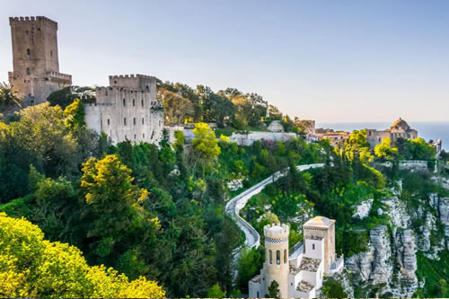 Borgo medievale e mura antiche di Erice, sito archeologico che domina Trapani